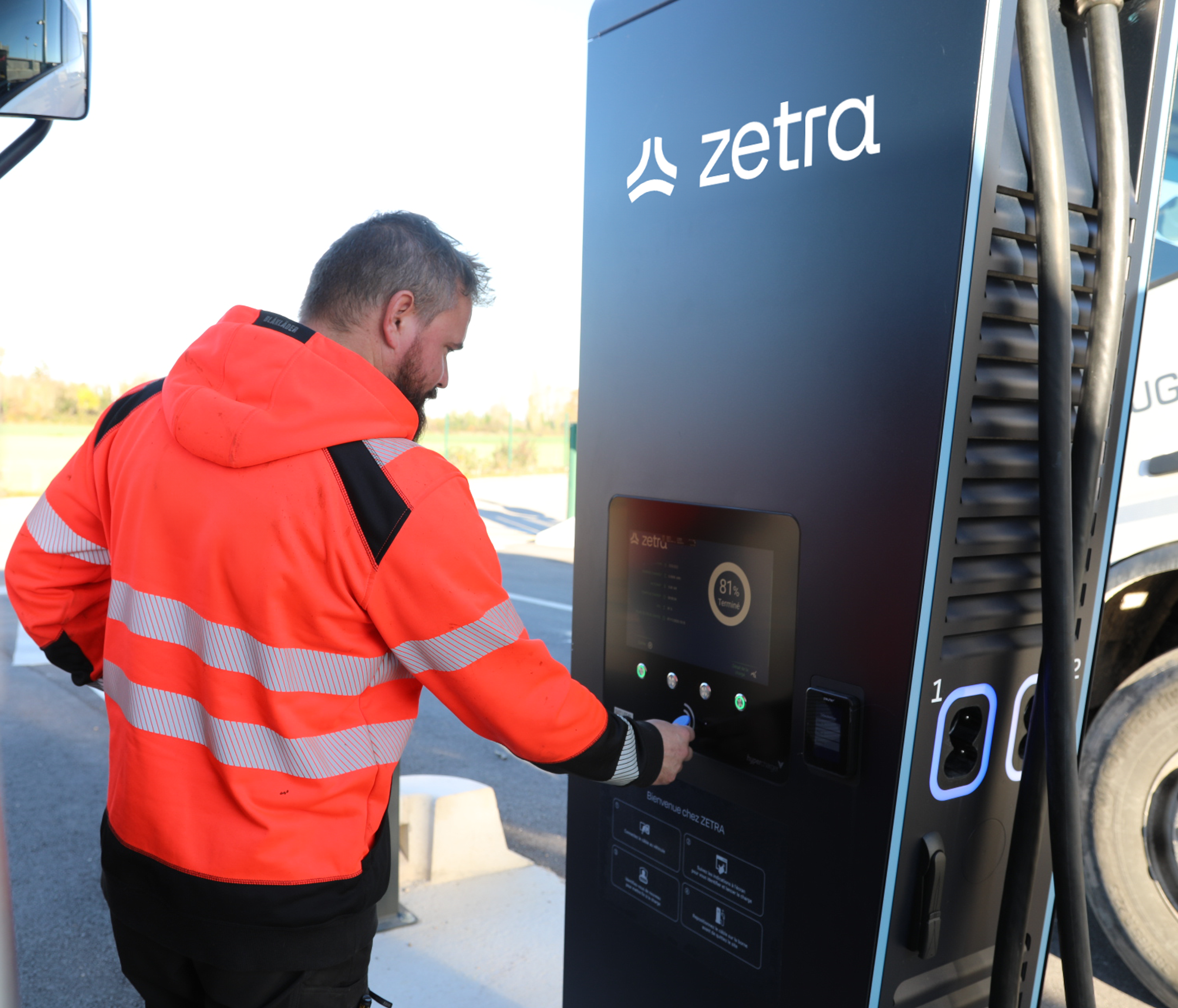 Technicien Zetra à la borne de recharge
